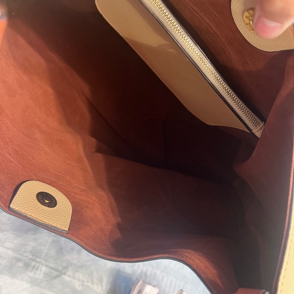 Louis Vuitton - Picture 5 of 7